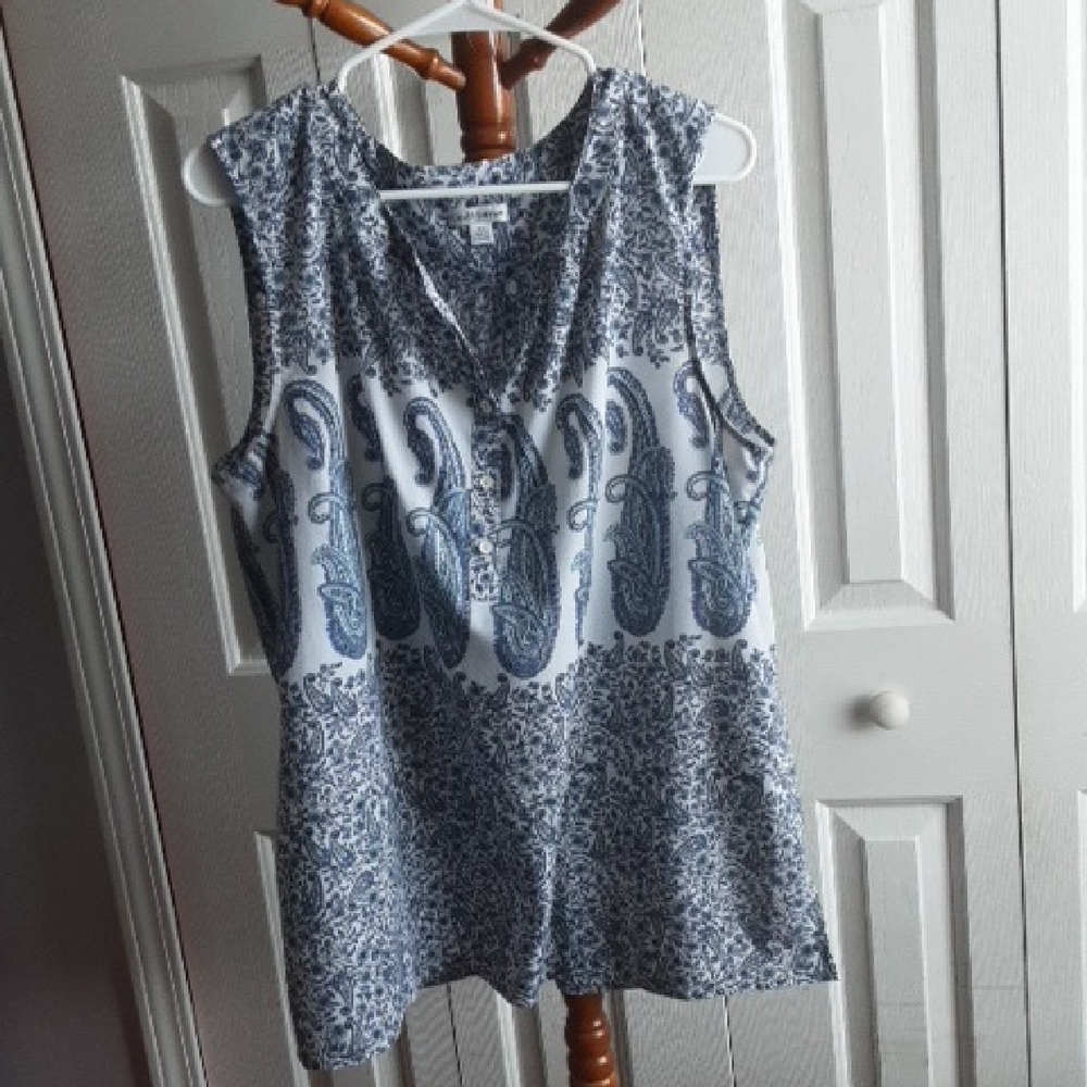 Croft & Barrow Ladies Tank Top Size XL.  Blue Paisley Sleevele